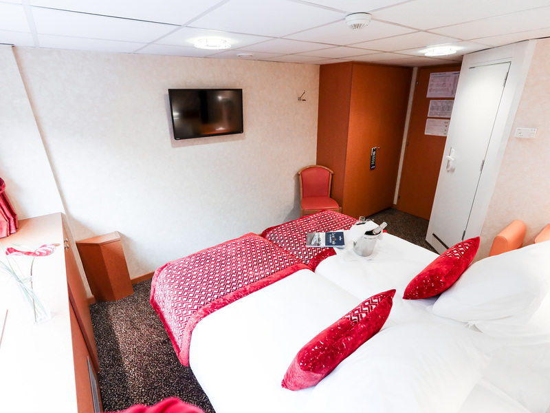 Main Deck Adjustable Twin Beds - Cat. C